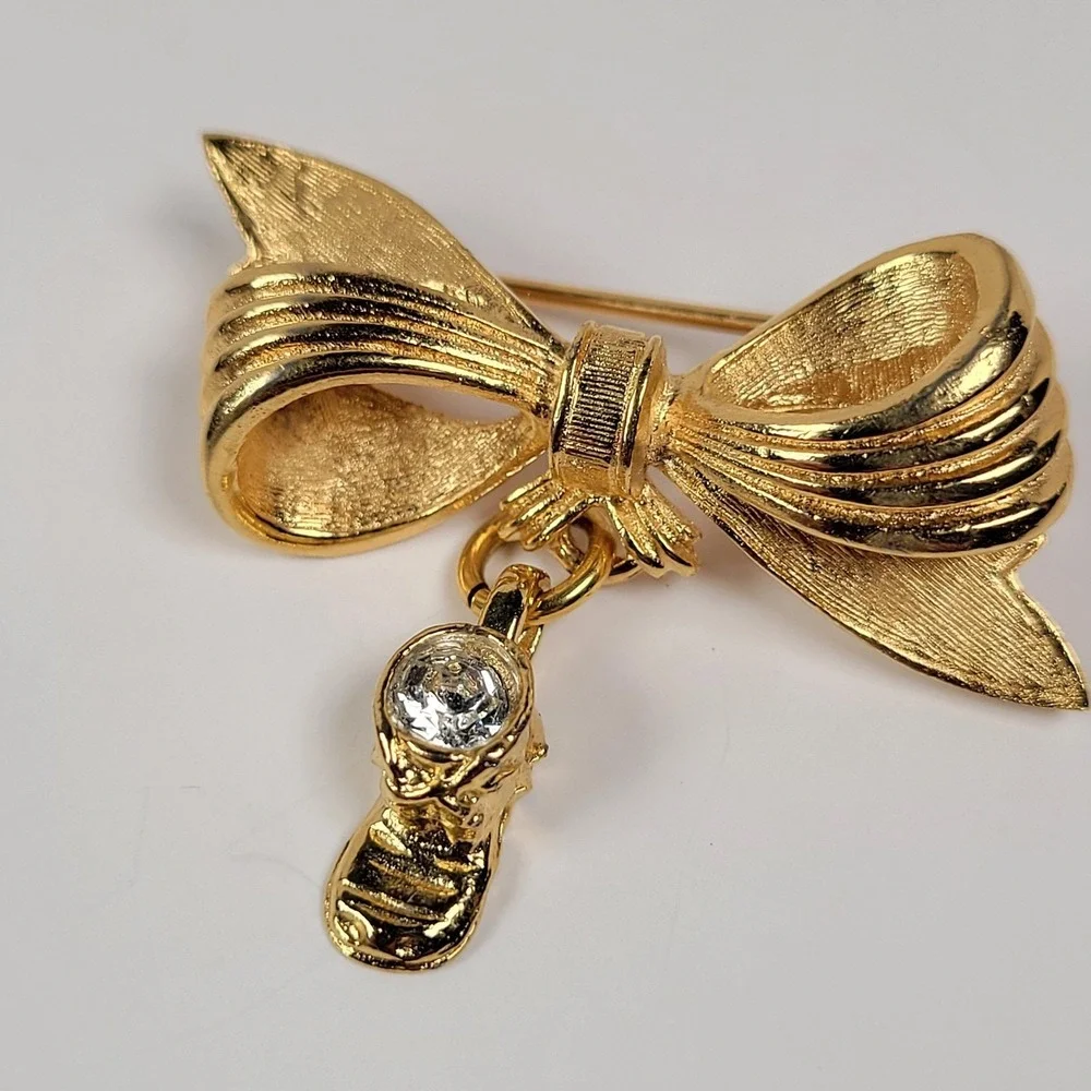 Vintage Corocraft Bow Shoe Dangle Brooch‎ Pin Gold Tone Rhinestone Jewelry